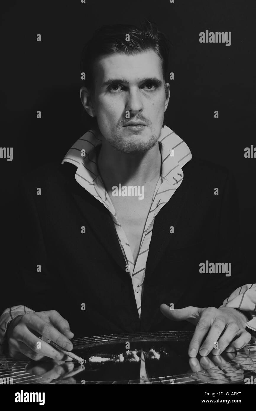 Ritratto di giovane uomo con cocainomane Foto Stock