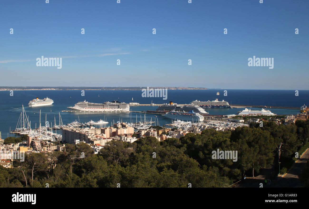 Partenza della Costa Fascinosa (290 metri) e Vela nave da crociera "Royal Clipper" (133mt) - Ben fuori in Bay - con sei cruise Foto Stock