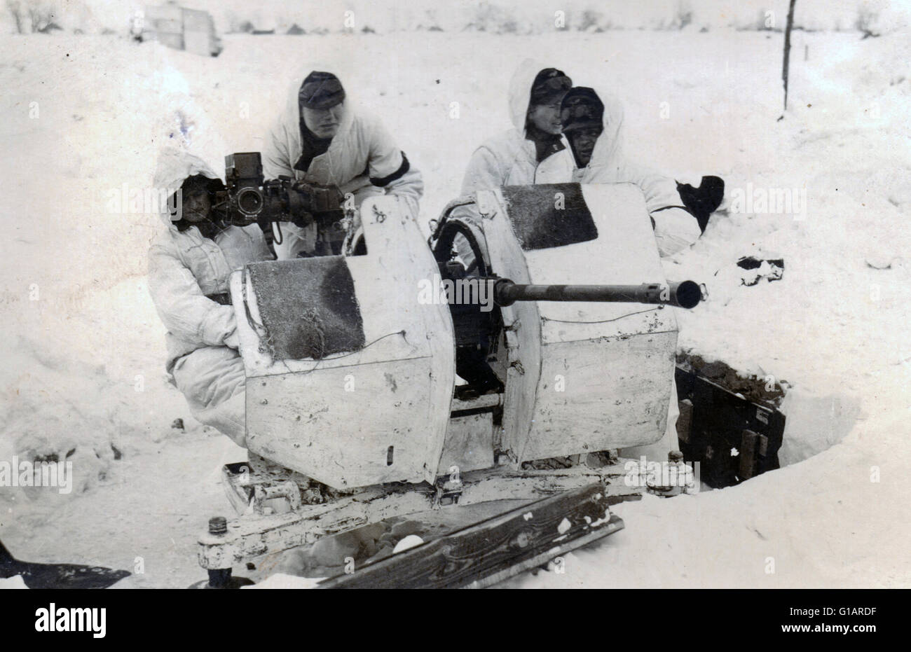 Wehrmacht Luftwaffe Anti aerei pistola equipaggio in bianco inverno camuffamento di operare la loro arma sul fronte orientale 1943 Foto Stock