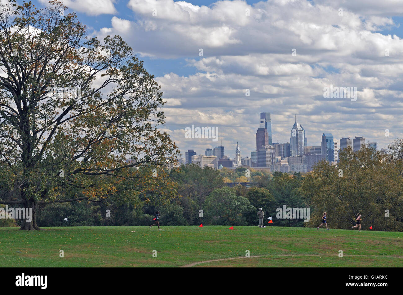 Lo Skyline di Philadelphia da Belmont Altopiano di Fairmount Park su un bel pomeriggio d'autunno. Foto Stock