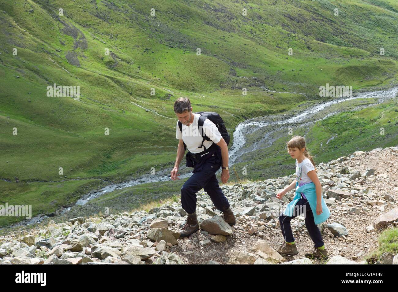 Padre e figlia sul percorso dalla testa Wasdale a Styhead Tarn Foto Stock