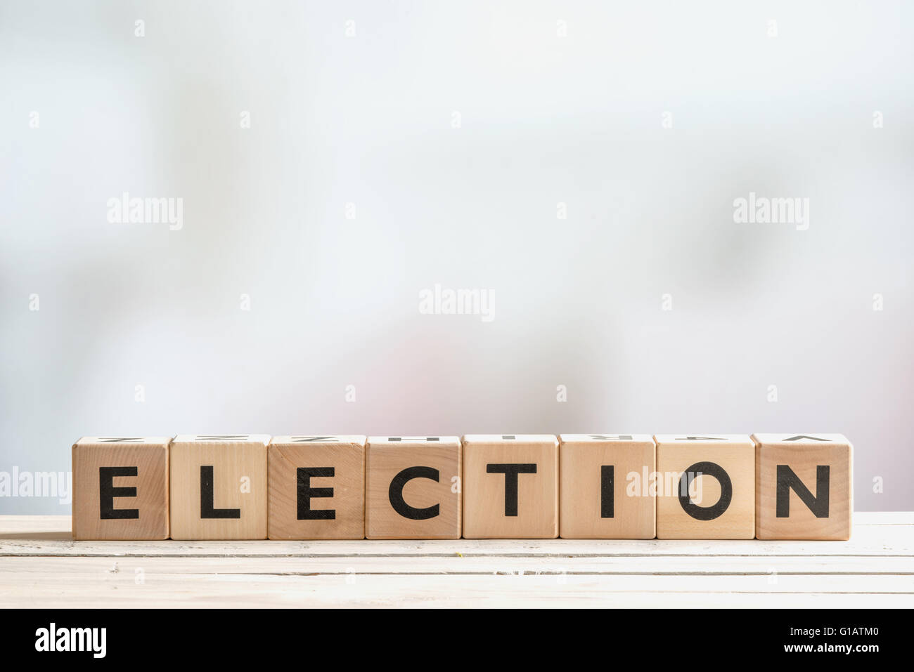 Segno di elezione fatta di blocchi di legno su un tavolo Foto Stock