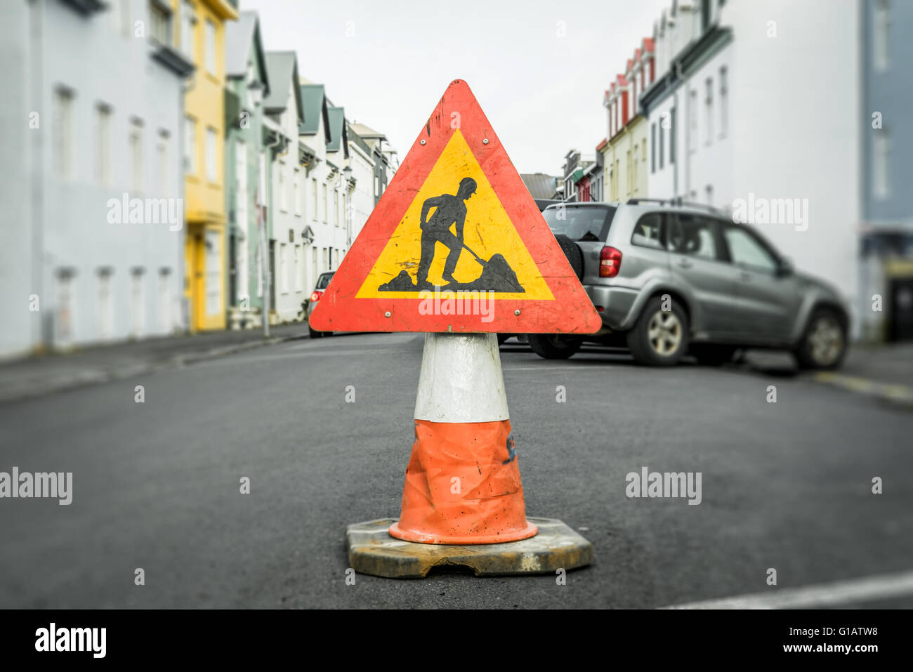 Lavori in corso segno su un cono a una via Foto Stock