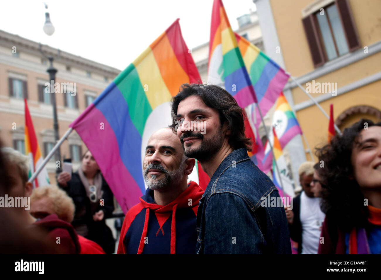 Roma, Italia. 11 Maggio, 2016. Roma 11 Maggio 2016. Dimostrazione per i diritti civili mentre alla camera inferiore avviene la votazione finale per le unioni civili. Credito: Insidefoto/Alamy Live News Foto Stock