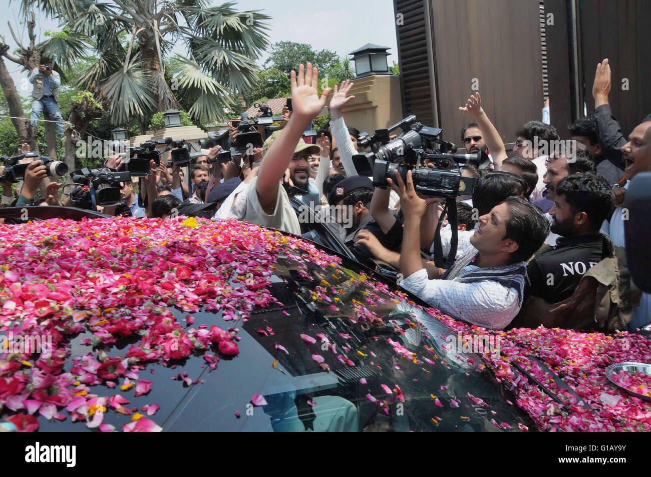 Figlio dell ex Primo Ministro pakistano e leader del partito di opposizione del Pakistan del Partito popolare arriva a casa sua. Le autorità afgane ha detto che una NATO-led delle forze di sicurezza afgane missione salvato Ali Haider Gilani da un al-Qaeda legata militanti del gruppo. (Foto di rana Sajid Hussain / Pacific Stampa) Foto Stock