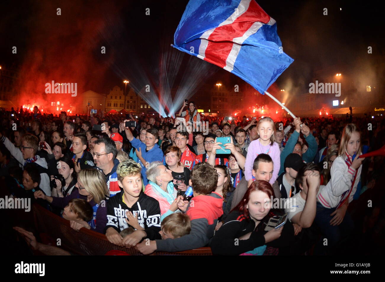 Pilsen, Repubblica Ceca. 11 Maggio, 2016. Czech soccer team Victoria Plzen festeggiare la conquista della repubblica Ceca Football League in Plzen, Repubblica ceca, 11 maggio 2016. Plzen ha vinto il campionato per la quarta volta nelle ultime sei stagioni. © Pavel Nemecek/CTK foto/Alamy Live News Foto Stock