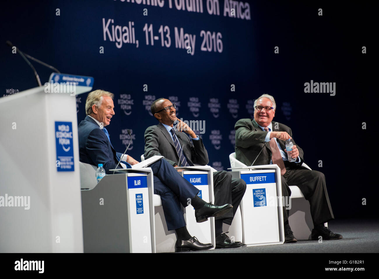 A Kigali, Ruanda. 11 Maggio, 2016. Il presidente rwandese Paul Kagame (C), ex Primo Ministro britannico Tony Blair (L) e Howard Buffett, Presidente del Howard Buffett Foundation, partecipare al World Economic Forum (WEF) sull'Africa a Kigali, Ruanda, 11 maggio 2016. La XXVI edizione del WEF in Africa ha dato dei calci a fuori il mercoledì sotto il tema "collegando le risorse dell'Africa attraverso la trasformazione digitale'. La tre giorni di riunione ad alto livello ha riunito più di 1.500 delegati provenienti da Africa e oltre. © Presidenza ruandese/Xinhua/Alamy Live News Foto Stock