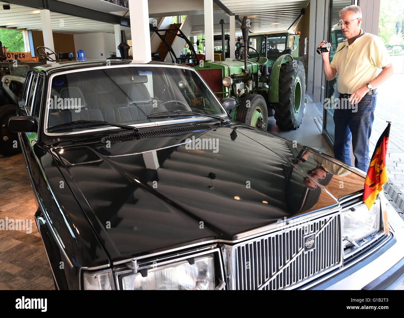 La limousine dalla testa del tedesco orientale Ministero per la sicurezza dello Stato, Erich Mielke, viene visualizzato nell'Barnin-Panorama in Wandlitz, Germania, 12 maggio 2016. La nuova mostra temporanea 'Wandlitz assestamento forestale - un paesaggio di potenza' può essere visto fino al 09 novembre 2016. Foto: BERND SETTNIK/dpa Foto Stock