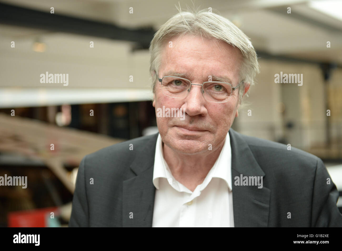 Horst Zuse, figlio del computer pioneer Konrad Zuse, pone di fronte la replica del primo computer programmabile a Berlino (Germania), 12 maggio 2016. Il Museo Tedesco della Tecnologia è celebrare l anniversario "75 anni della Z3 Computer da Konrad Zuse." Oggi i computer sono in grado di computer circa un miliardo di volte più veloce rispetto a quella della Z3. Foto: PAOLO ZINKEN/dpa Foto Stock