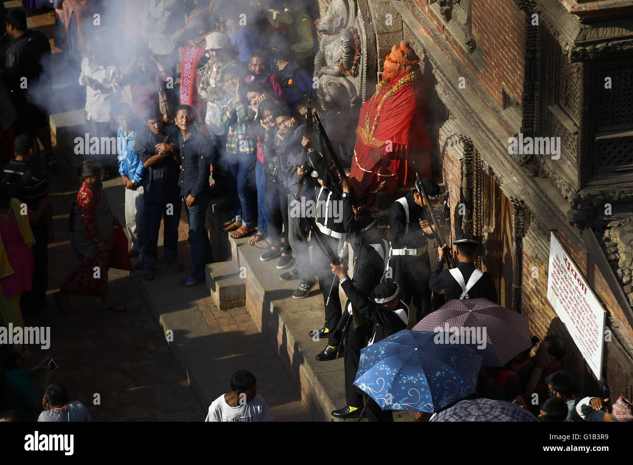 Lalitpur, Nepal. Il 12 maggio 2016. Soldati nepalesi fire fucile per iniziare il festival del carro del dio della pioggia Rato Machindranath in Lalitpur, Nepal giovedì, 12 maggio 2016. Credito: Skanda Gautam/ZUMA filo/Alamy Live News Foto Stock