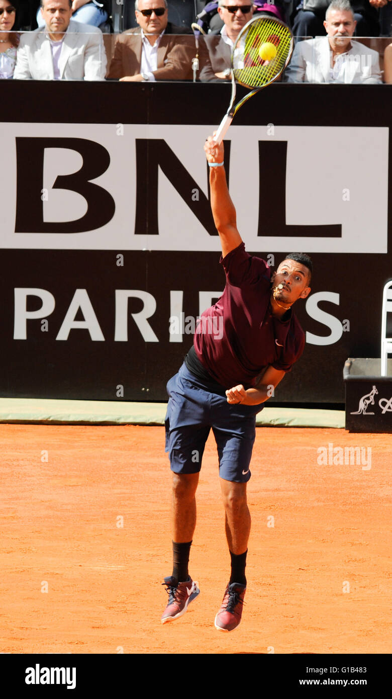 Roma, Italia. Il 12 maggio 2016. BNL d'Italia il torneo di tennis. Rafael Nadal (ESP) versus Nick Kyrgios (AUS). Nick Kyrgios serve a Nadal © Azione Sport Plus/Alamy Live News Foto Stock