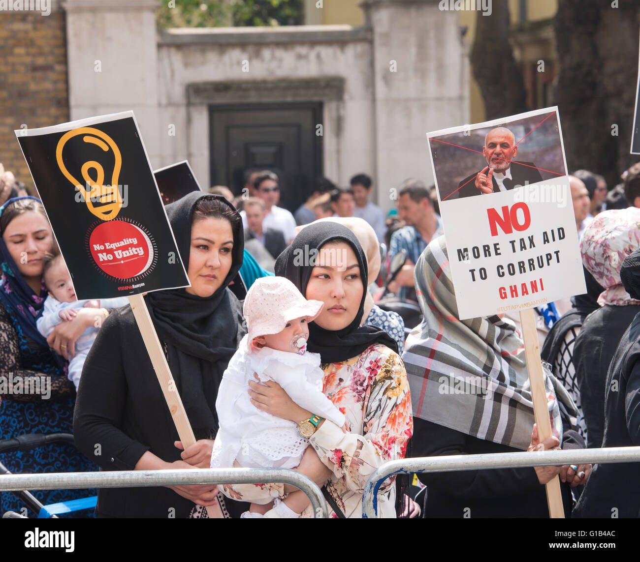 Londra, 12 maggio, dimostranti fuori l'Anti-corruzione vertice, Lancaster House Credito: Ian Davidson/Alamy Live News Foto Stock