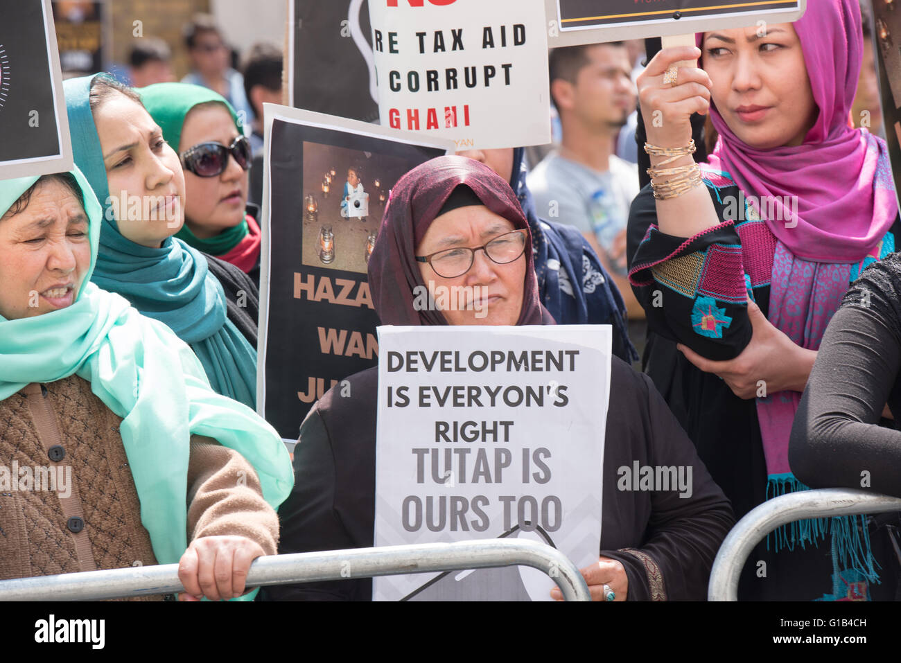 Londra, 12 maggio, dimostranti fuori l'Anti-corruzione vertice, Lancaster House Credito: Ian Davidson/Alamy Live News Foto Stock