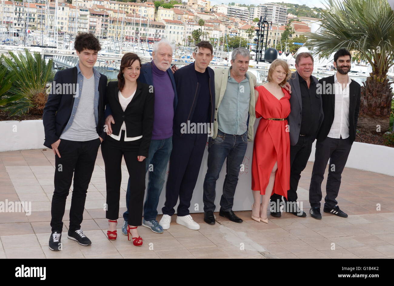 11 maggio 2016 - Cannes, Francia - CANNES, Francia - 12 Maggio: (L-R) attori Basile Meilleurat, Laure Calamy, Christian Bouillette, Damien Bonnard, direttore Alain Guiraudie, attori India capelli, Raphael Thiery e Sebastien Novac frequentare il 'Staying verticale (Rester verticale)' photocall durante la sessantanovesima annuale di Cannes Film Festival presso il Palais des Festivals il 12 maggio 2016 a Cannes, Francia. (Credito Immagine: © Federico Injimbert via ZUMA filo) Foto Stock