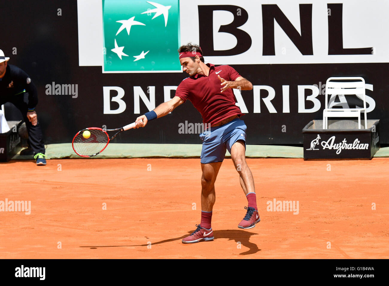 Roma, Italia. Il 12 maggio 2016. Roger Federer in azione contro Dominic  Thiem dell'Austria durante il Internazionali BNL d'Italia 2016 del 12  maggio 2016 in Roma, Italia. Credito: marco iorio/Alamy Live News