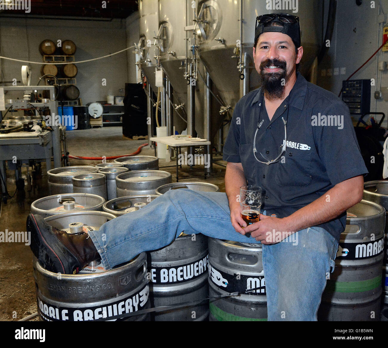 Albuquerque, NM, Stati Uniti d'America. 11 Maggio, 2016. Capo brewer, Josh Trujillo gode di una birra come il giorno proviene da una chiusura a Marble Brewery. Mercoledì 11 Maggio, 2016. © Jim Thompson/Albuquerque ufficiale/ZUMA filo/Alamy Live News Foto Stock