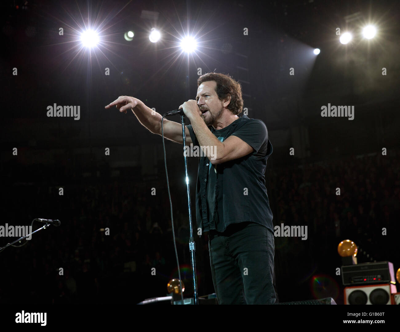 Eddie Vedder, cantante di Pearl Jam in piedi un microfono, che indica la folla mentre si esibisce presso l'Air Canada Centre, Toronto Foto Stock