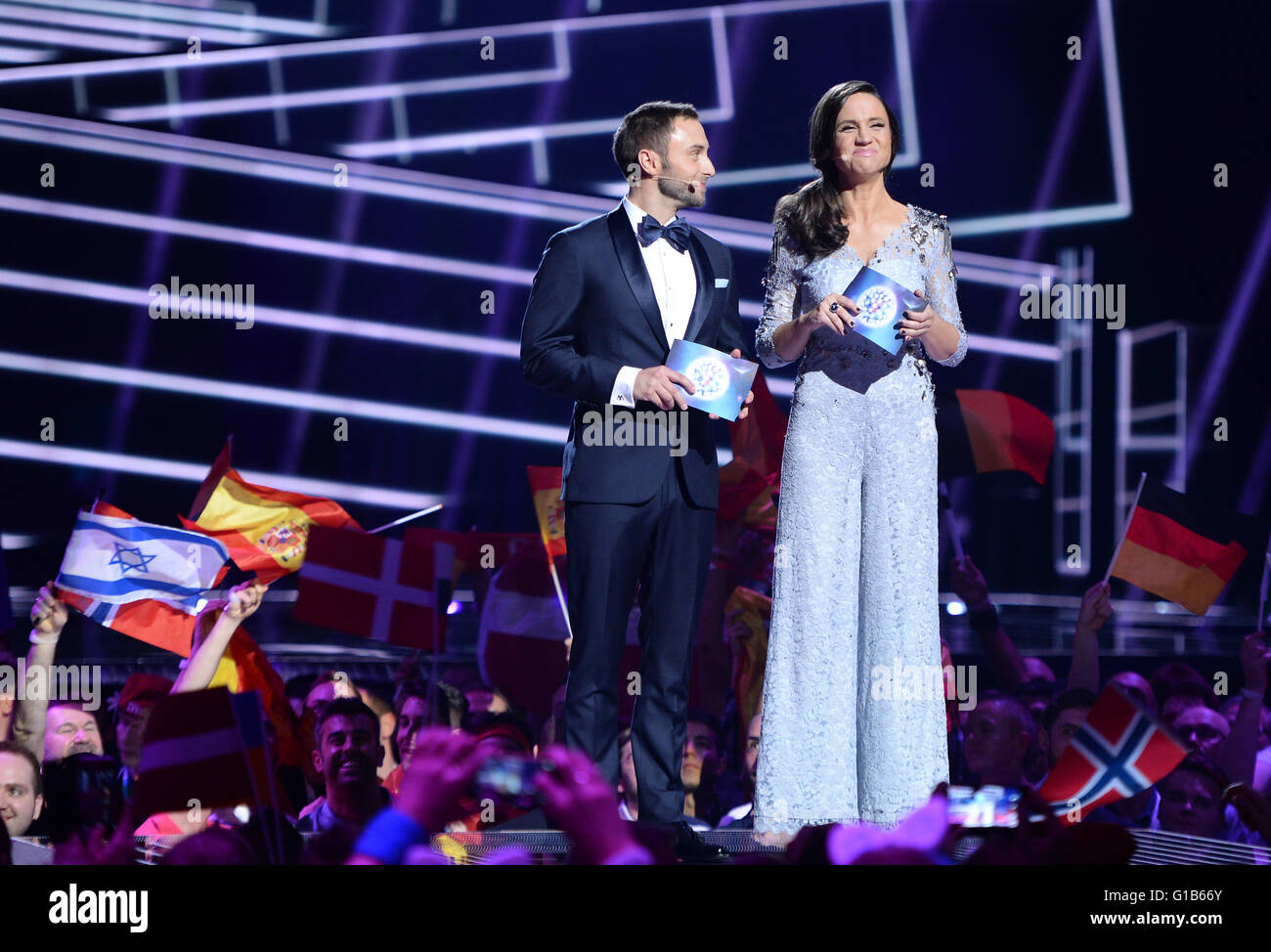 Stoccolma, Svezia. Il 12 maggio 2016. Eurovision Song Contest ospita Zelmerlöw Mans e Petra Mede durante la seconda Semi-Final della 61st annuale di Eurovision Song Contest (CES) a Stoccolma, Svezia, 12 maggio 2016. Il Gran Finale si svolgerà il 14 maggio. Foto: Britta Pedersen/dpa /dpa/Alamy Live News Foto Stock