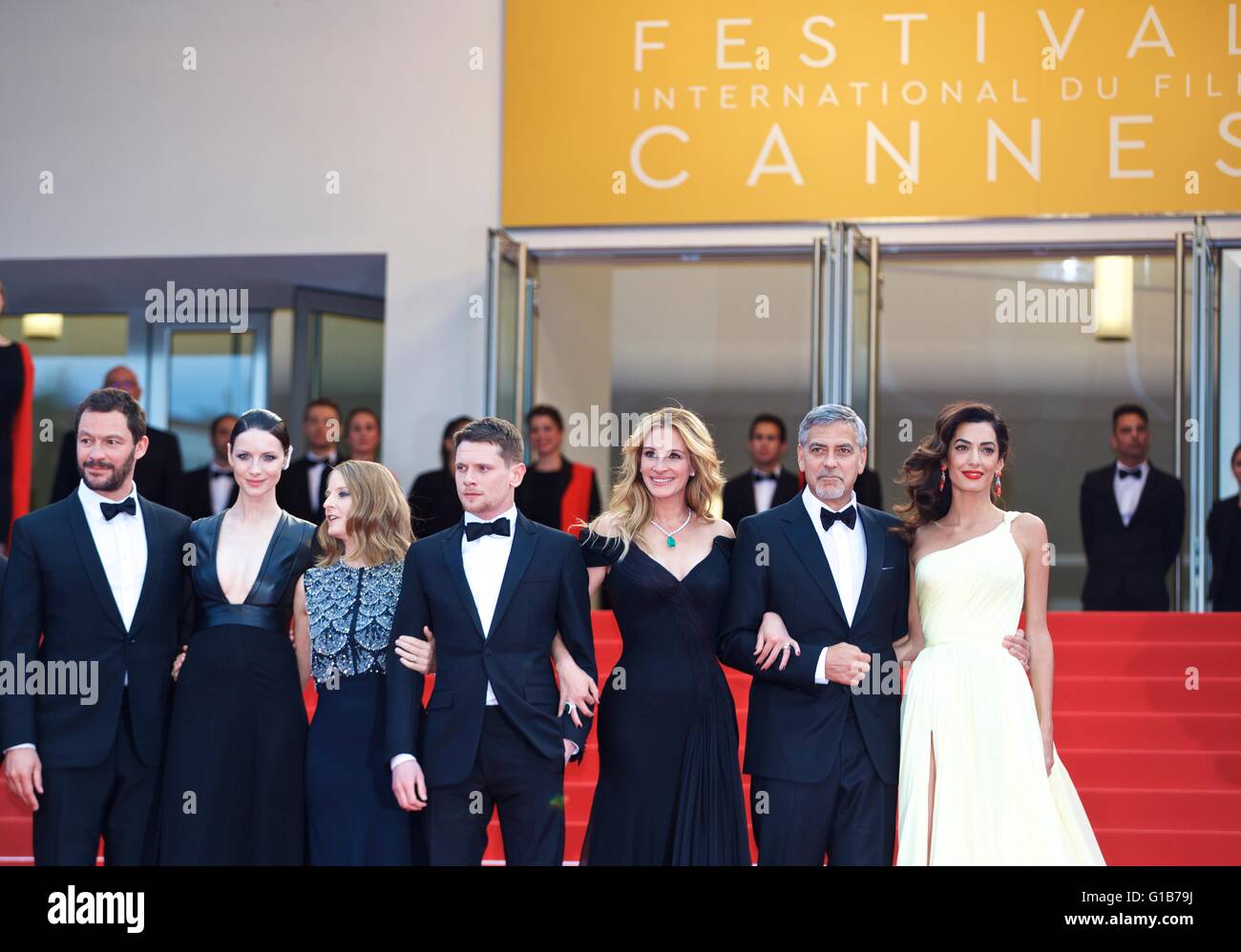 Cannes, Francia. Il 12 maggio 2016. Direttore Jodie Foster (3 L) e membri del cast Dominic West, Caitriona Balfe, Jack O'Connell, Julia Roberts, George Clooney e la sua moglie Amal Alamuddin(L-R) pone sul tappeto rosso per la proiezione del film "denaro Monster' durante la 69a Cannes Film Festival di Cannes, Francia, 12 maggio 2016. Credito: Jin Yu/Xinhua/Alamy Live News Foto Stock