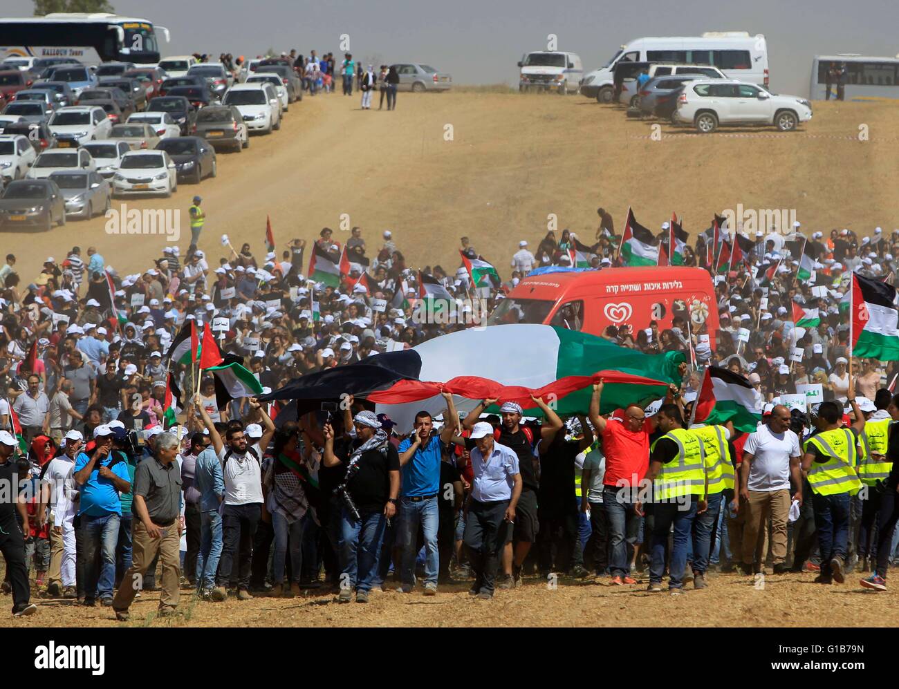 Gerusalemme. Il 12 maggio 2016. Manifestanti arabo-israeliano tenere bandiere palestinese come essi prendono parte in un marzo vicino a sud del beduino israeliano di Rahat il 12 maggio 2016. Migliaia di arabi israeliani hanno marciato in segno di protesta come il popolo israeliano ha segnato il 68esimo anniversario del paese di stabilimento il giovedì. © Muammar Awad/Xinhua/Alamy Live News Foto Stock