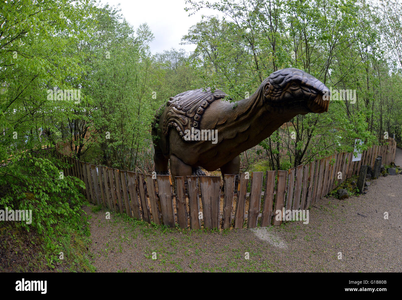 Ernzen, Germania. Il 10 maggio, 2016. Un modello a grandezza di Dino tartaruga (fino a 7 metri di altezza), uno degli animali del futuro come previsto da un team internazionale di scienziati, visto a Dinpoark in Ernzen, Germania, 10 maggio 2016. I visitatori di Dinopark può tempo-viaggio attraverso 620 milioni di anni di storia della terra: 420 milioni di anni nel passato e 200 milioni di anni nel futuro. Foto; HARALD TITTEL/dpa/Alamy Live News Foto Stock