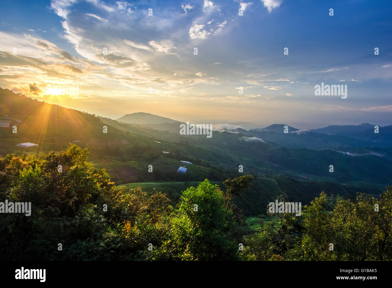 Raffica di luce in corrispondenza di foresta pluviale tropicale e il paesaggio di montagna Foto Stock
