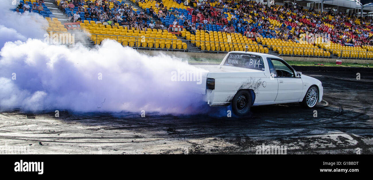 Sydney, Australia. 5 Ottobre, 2015. I driver forniti gli spettatori e giudici il loro miglior burnout durante il 2015 Burnout Maina concorrenza che ha avuto luogo presso la Western Sydney Dragway Internazionale (Sydney Dragway) Foto Stock