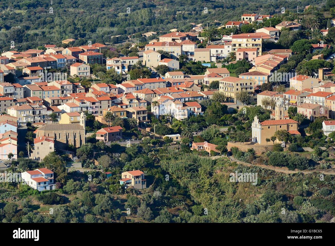 Francia, Corse du Sud, Cargese, chiesa greco-cattolica di San Spiridione (di rito orientale o Uniate) a sinistra e la chiesa cattolica (di rito latino) destro (vista aerea) Foto Stock