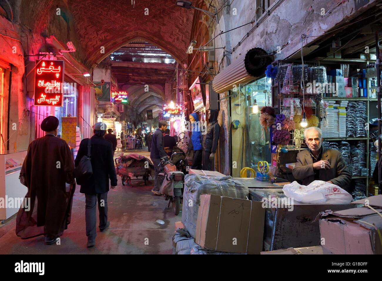 Iran, Provincia di Isfahan, Isfahan, mullah nel bazar-e Bozorg (Gran Bazaar), un massiccio bazaar coperto che risale quasi 1300 anni Foto Stock