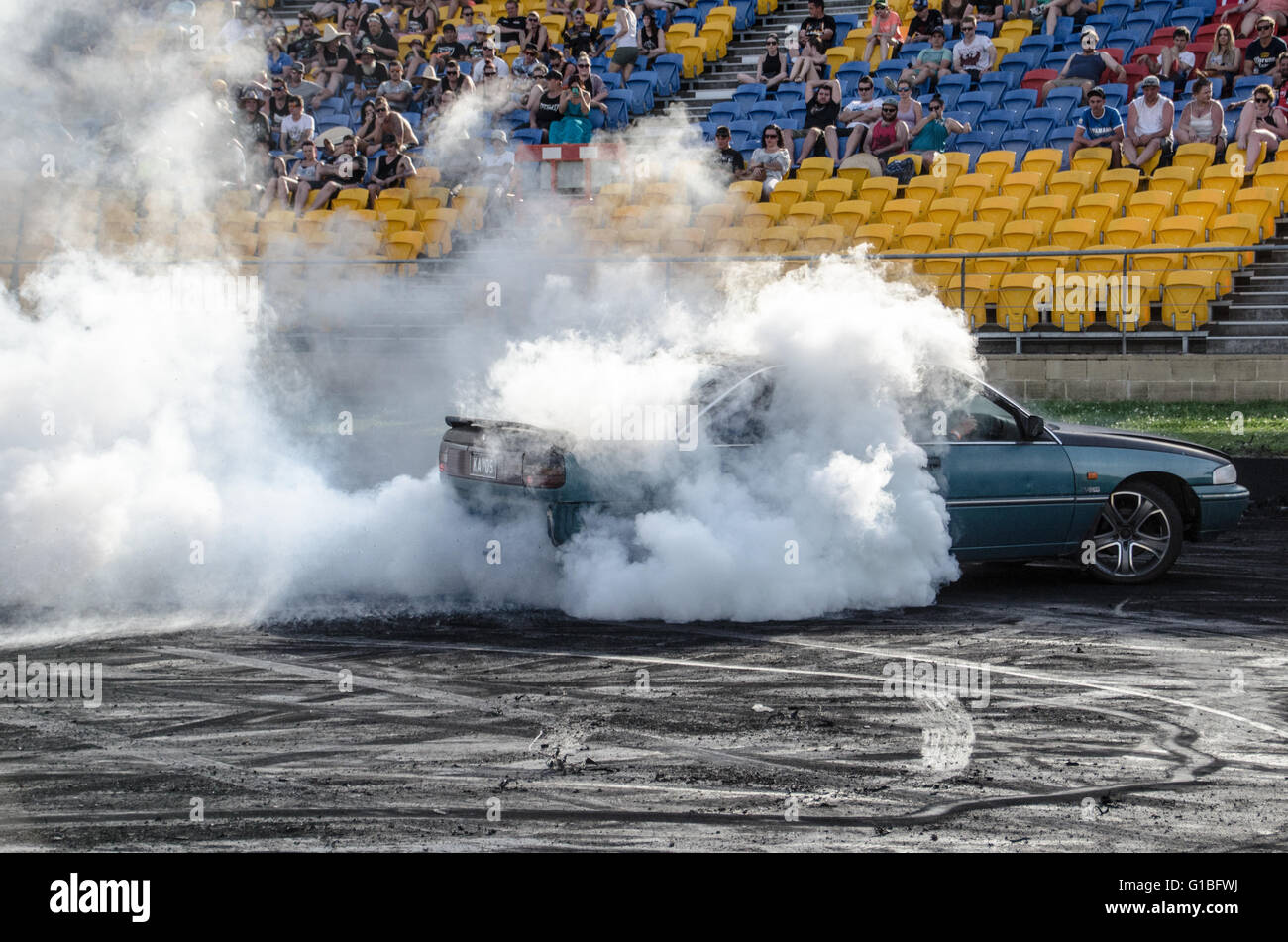 Sydney, Australia. 5 Ottobre, 2015. I driver forniti gli spettatori e giudici il loro miglior burnout durante il 2015 Burnout Maina concorrenza che ha avuto luogo presso la Western Sydney Dragway Internazionale (Sydney Dragway) Foto Stock