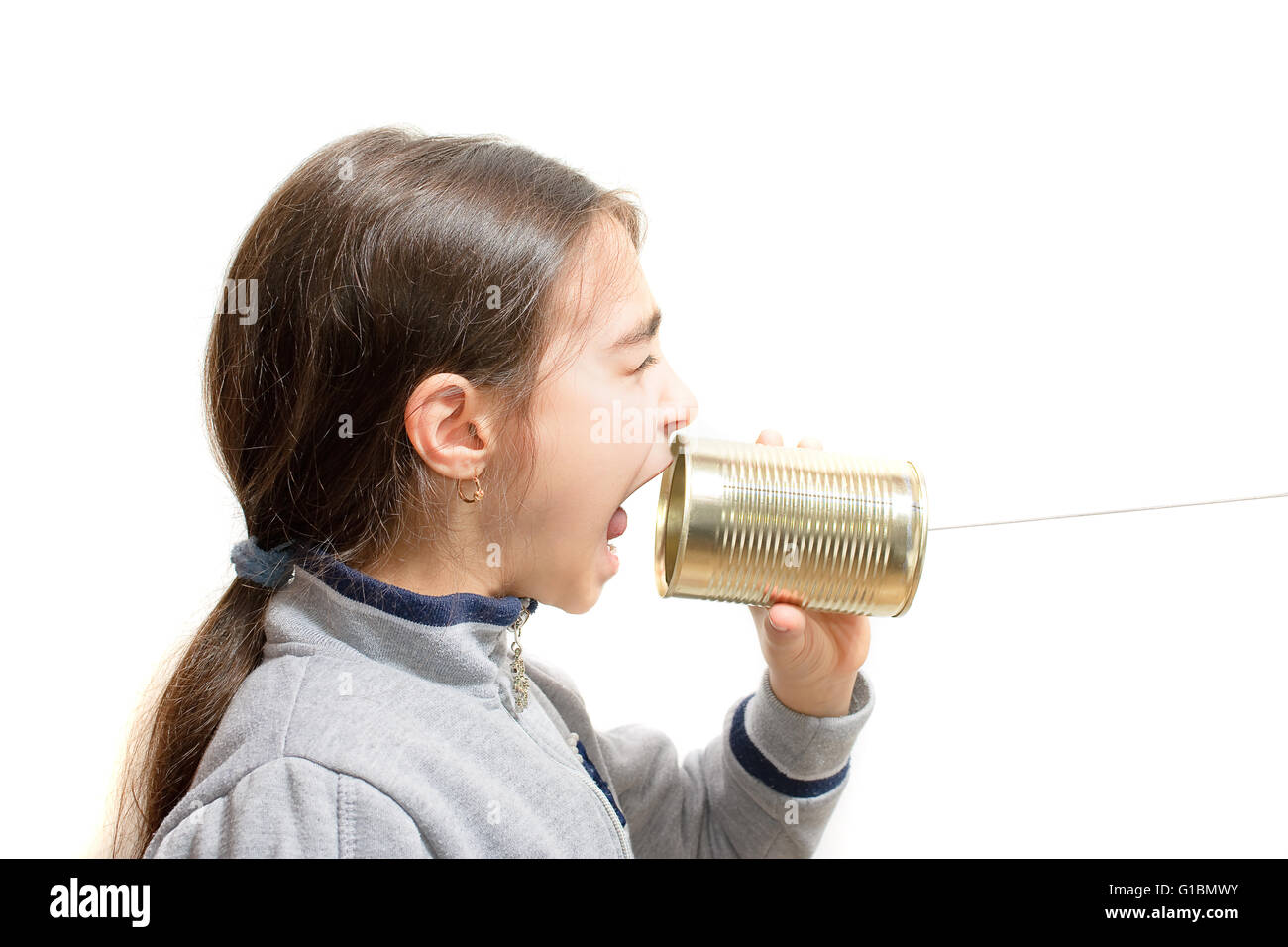 Ragazza urlando nel telefono costruito con il vaso del frullatore Foto Stock