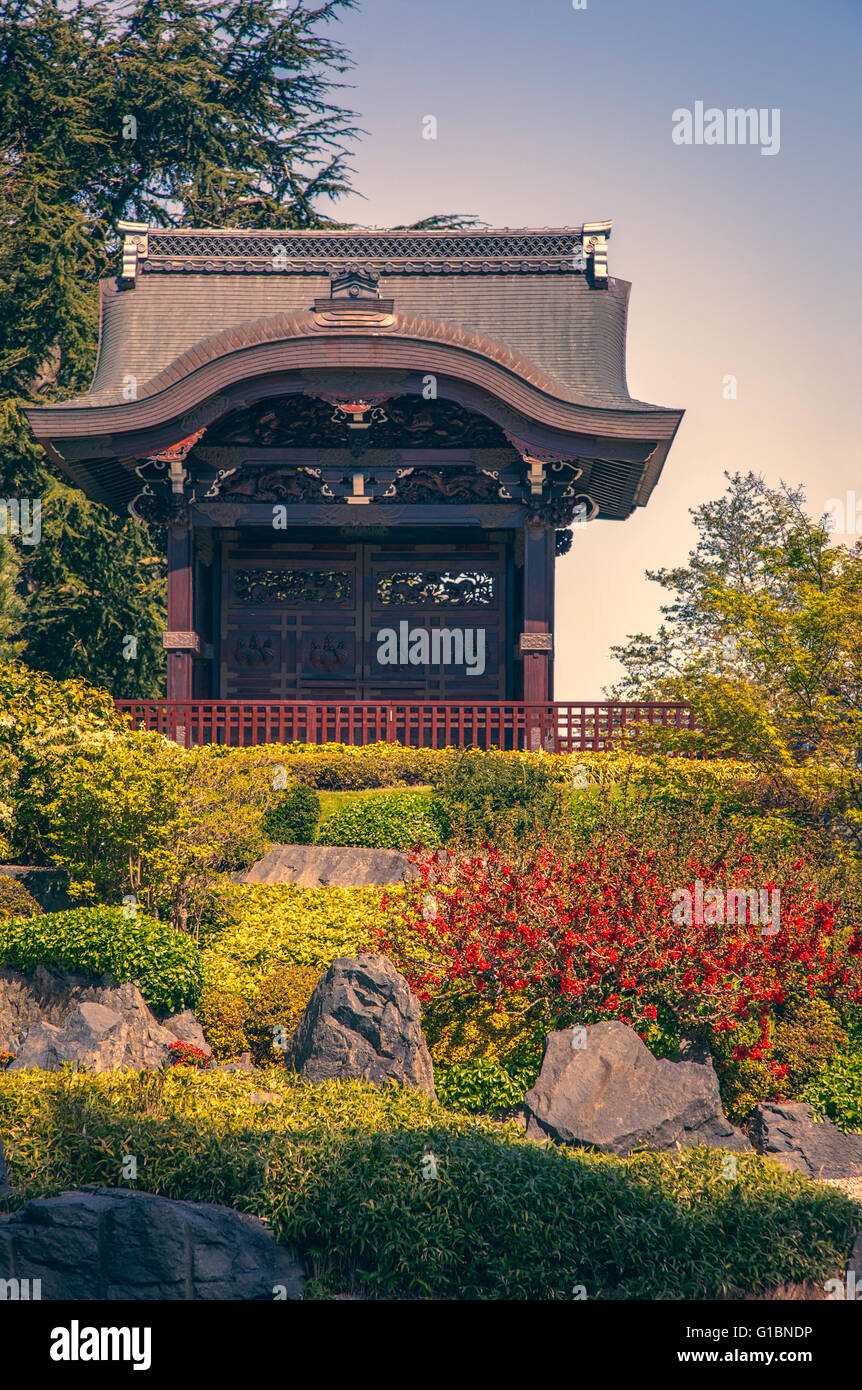 Il gateway giapponese a Kew Gardens, South West London, Regno Unito. Foto Stock
