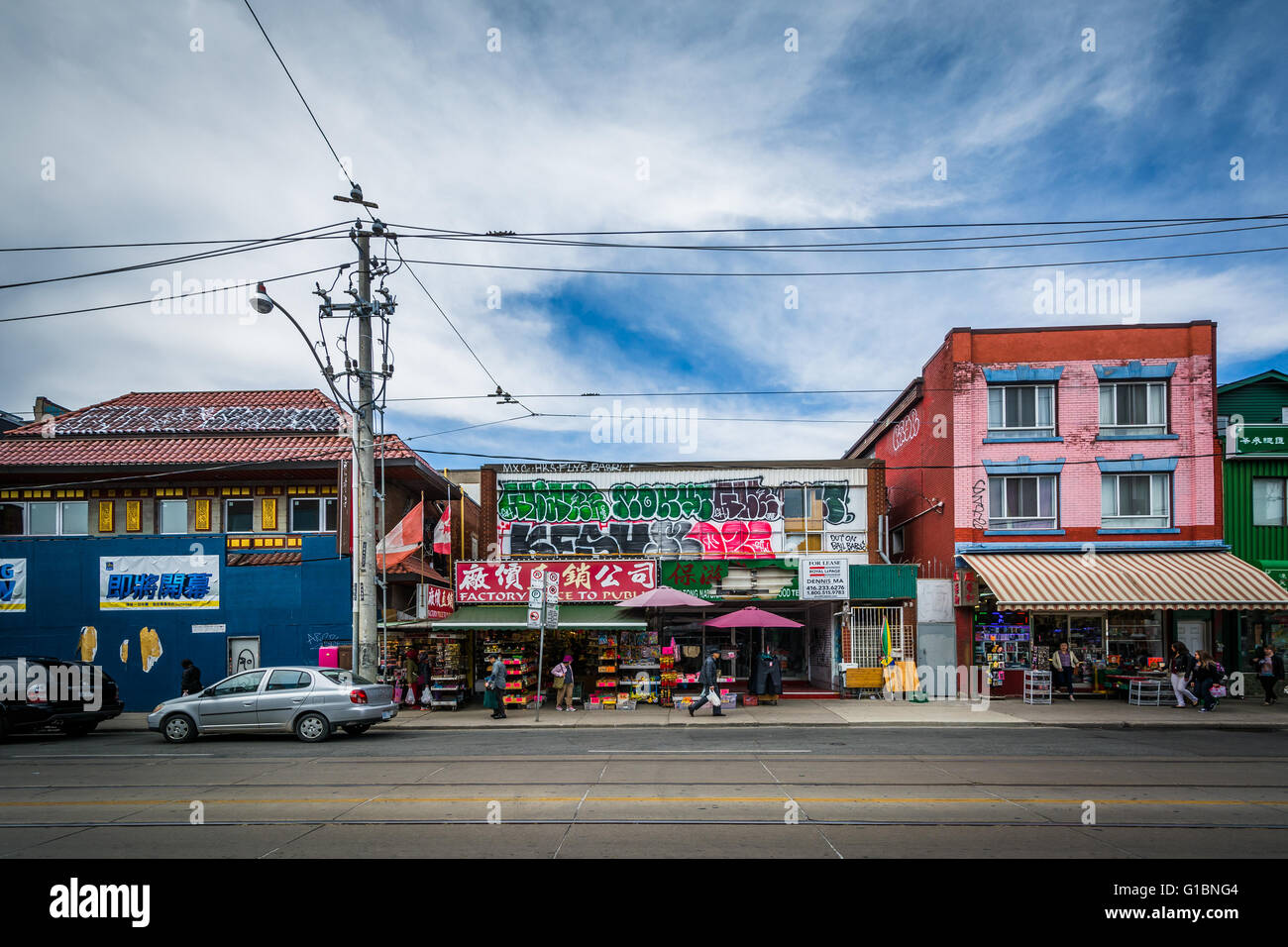 Le aziende lungo Dundas Street West a Chinatown, a Toronto, Ontario. Foto Stock