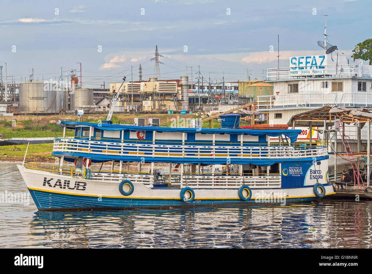 In barca sul fiume presso il sito industriale di Manaus Brasile Foto Stock