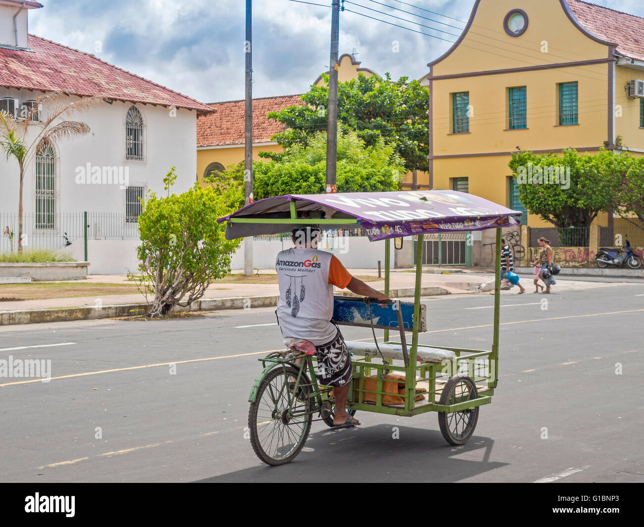 Risciò ciclo di viaggiare attraverso le città di Parintins Brasile Foto Stock
