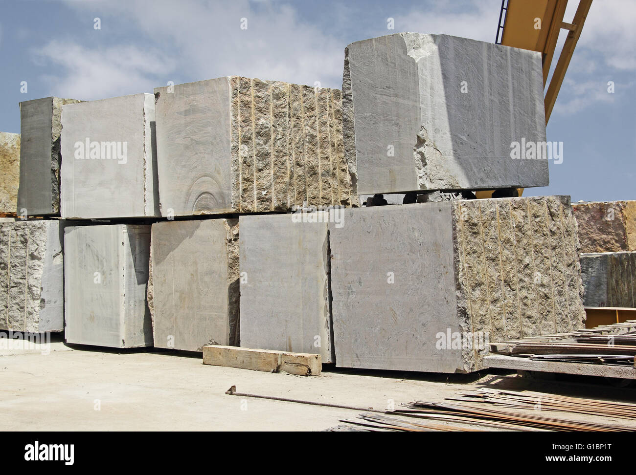 Indiano enormi blocchi di granito impilati in pietra di fabbrica di lavorazione per il taglio e la lucidatura di pavimenti in lastre utilizzato nella costruzione di edifici Foto Stock