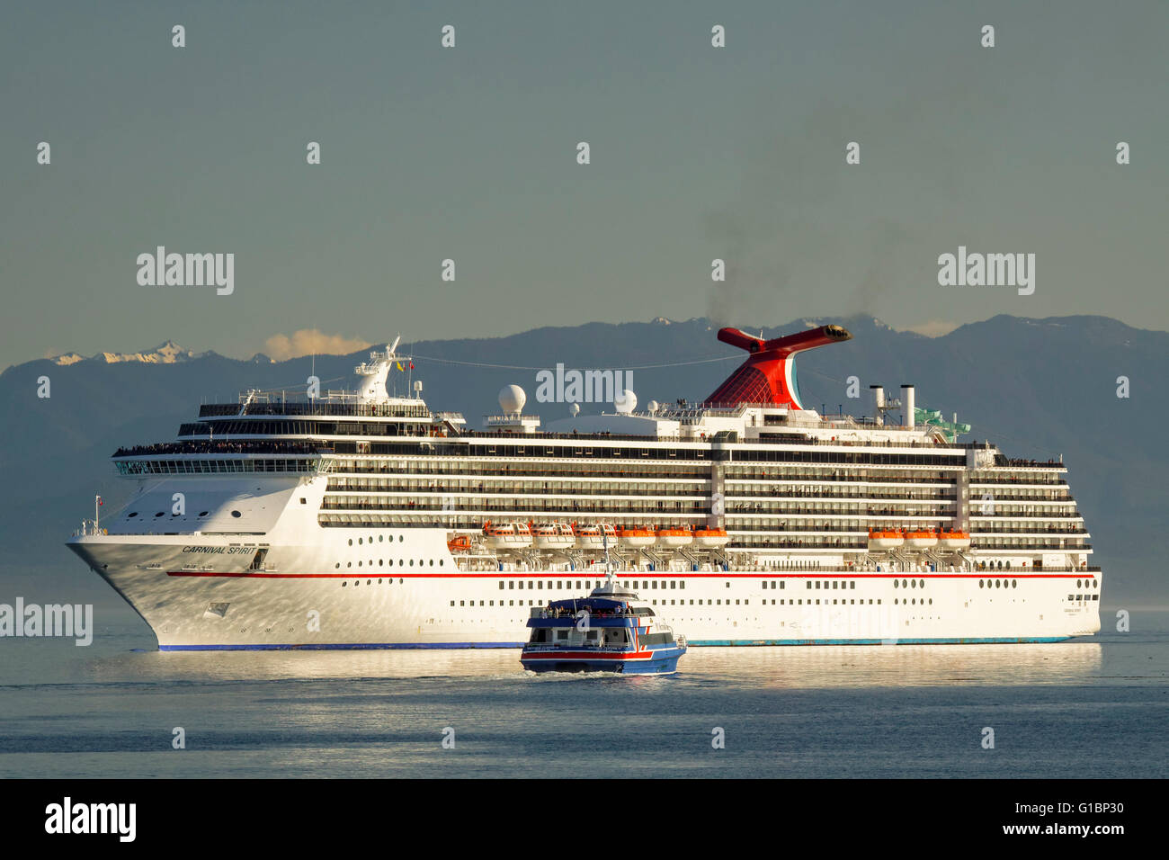 Victoria Clipper ferry e lo spirito del Carnevale in nave da crociera Juan de Fuca Strait-Victoria, British Columbia, Canada. Foto Stock