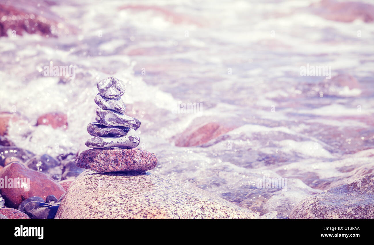 Vintage Stack stilizzata di pietre, di equilibrio e di armonia concetto sfondo, profondità di campo. Foto Stock