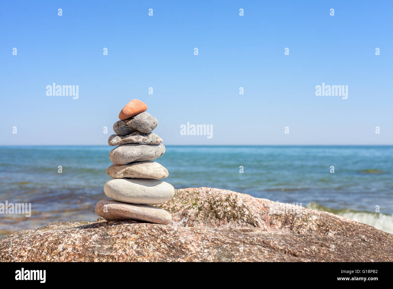 Pietre su una spiaggia, equilibrio e armonia concetto sfondo, profondità di campo. Foto Stock