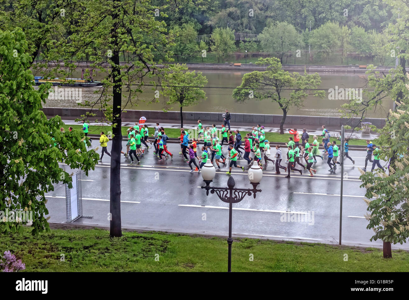 Esecuzione sportsmens adulto a verde primavera mattina - Maggio 17, 2015, Mosca, Russia, terrapieno vicino Mosca-fiume Foto Stock