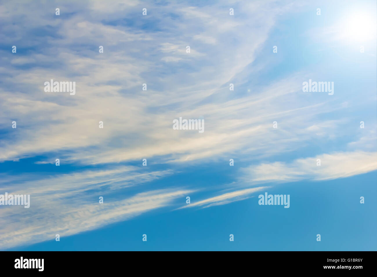 Bello il bianco delle nuvole cielo blu al giorno chiaro Foto Stock
