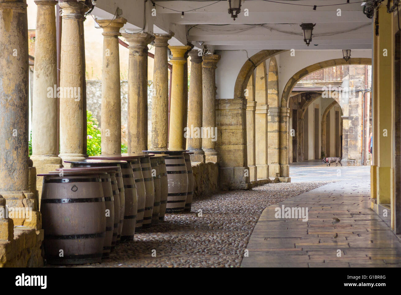 Archi e colonne famosa e antica città di Aviles Spagna Foto Stock