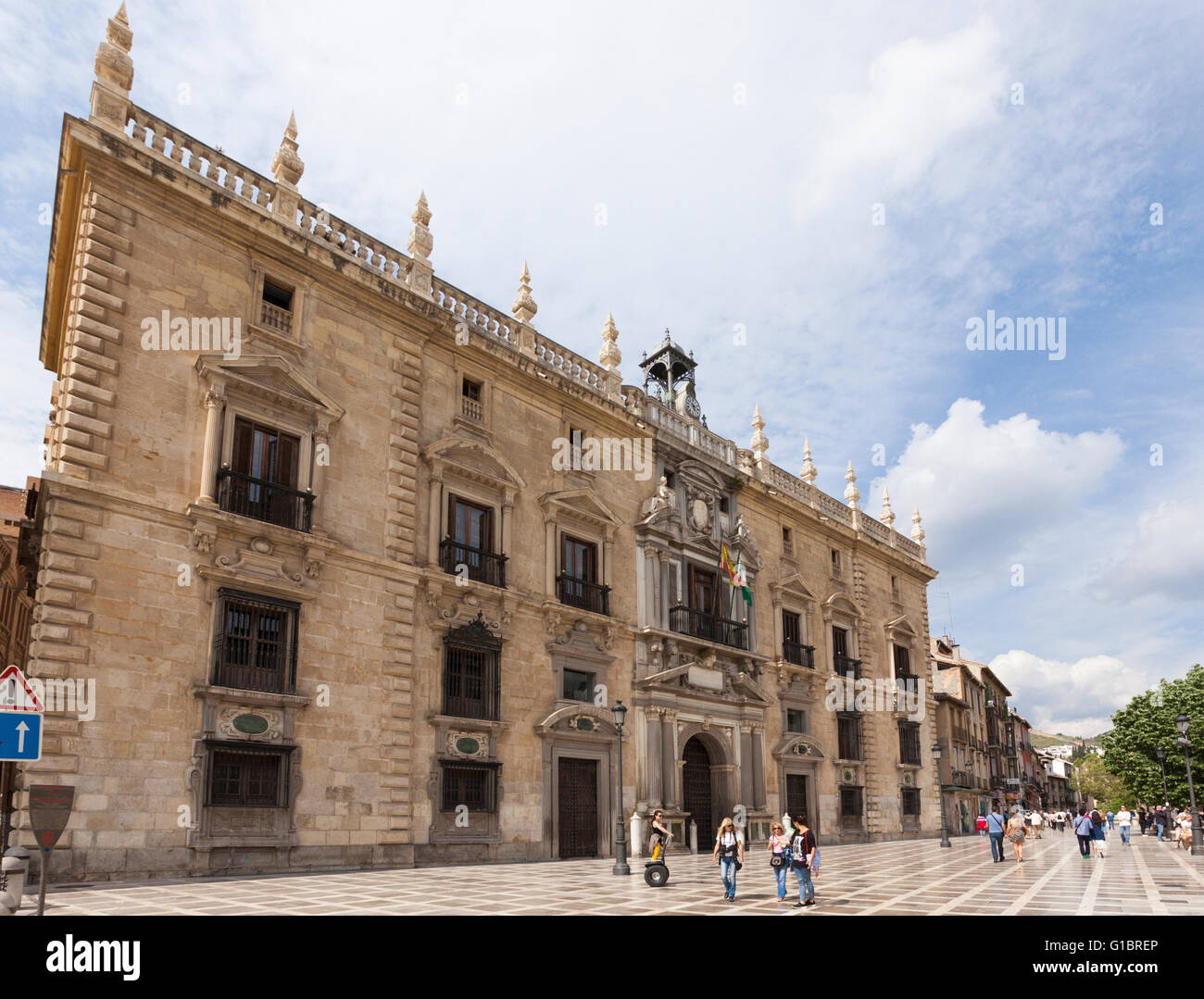 Palacio de la Chancilleria a Santa Ana Square, sede della Cancelleria Reale da 1537-1834, turisti di passaggio Foto Stock