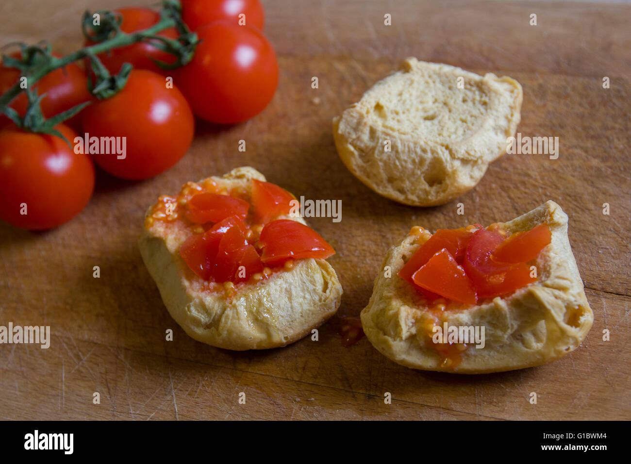 Pane con pomodori sul tagliere. Frise, friselle. Foto Stock