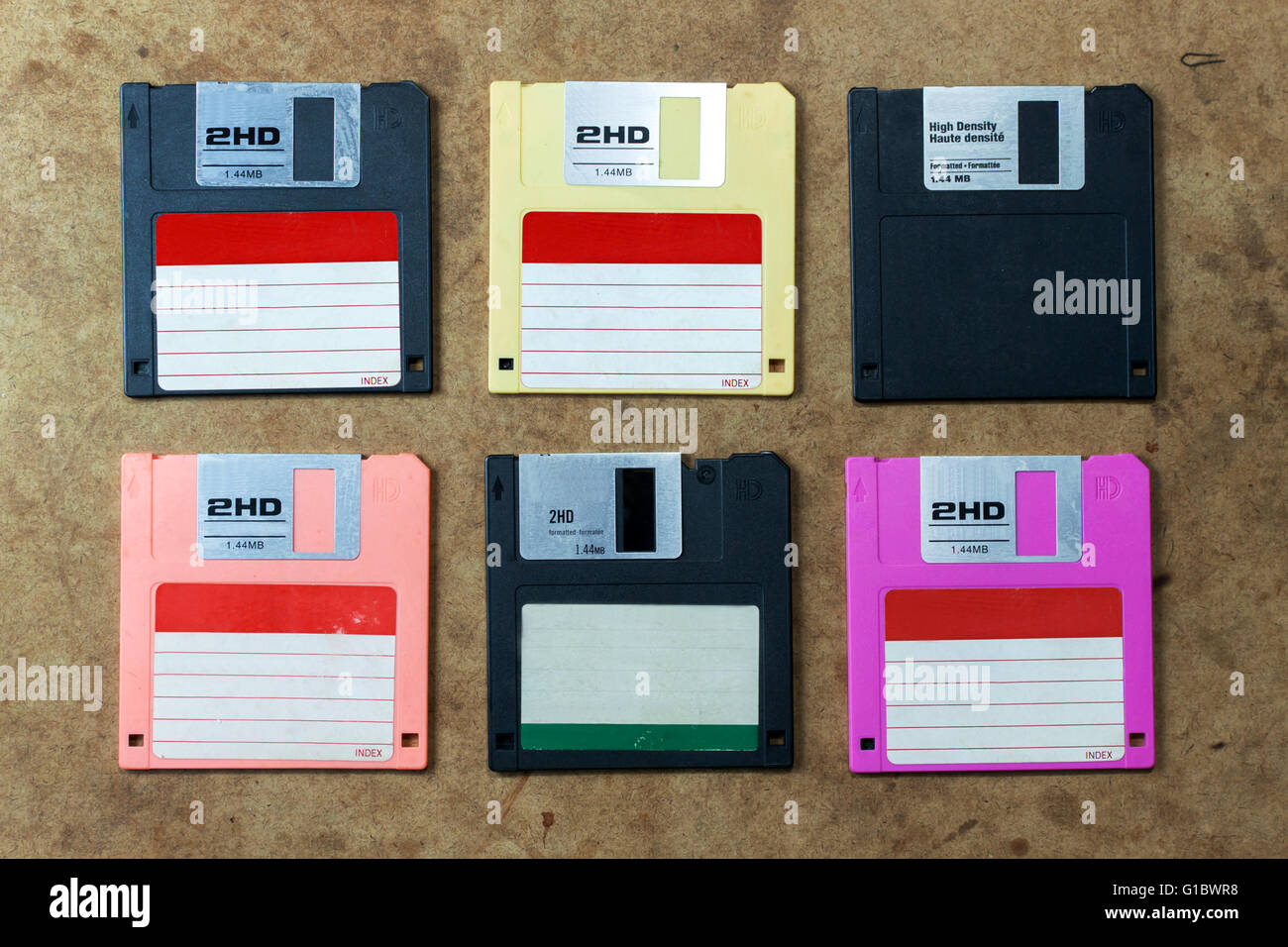 Il disco floppy in vari colori. flat giaceva sul pannello di legno Foto Stock
