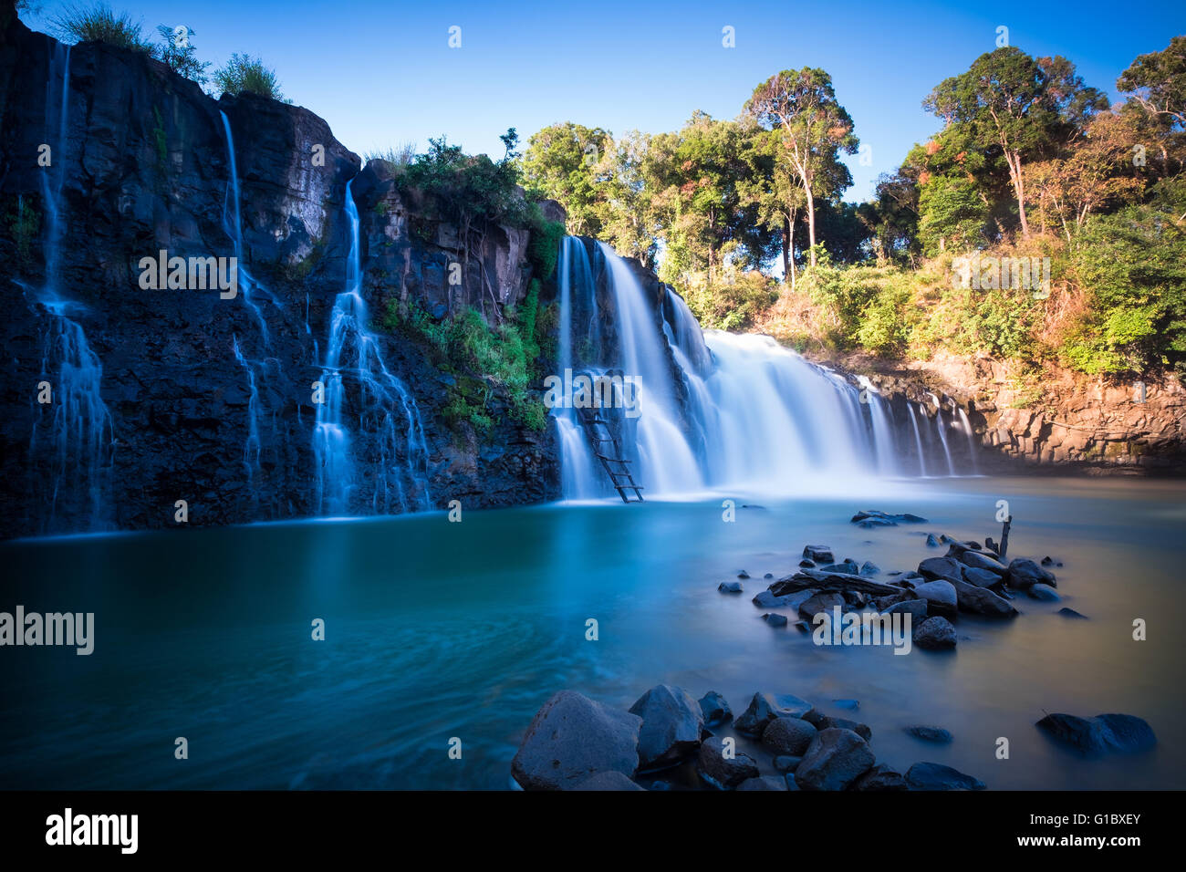 La luce del mattino al Tad Lo cascate in Laos. Foto Stock