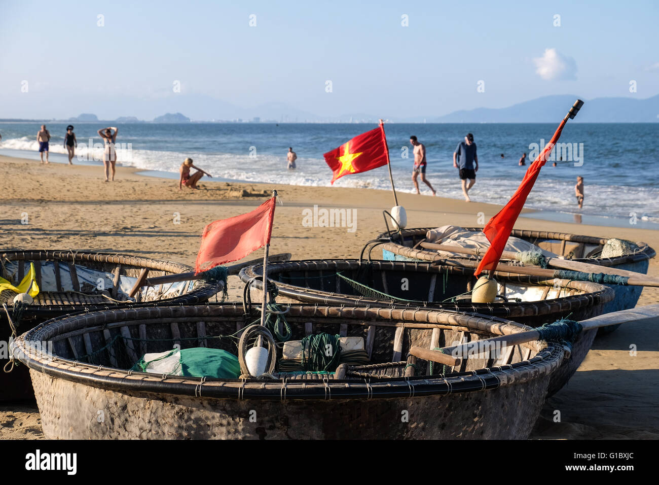 Tradizionale cestello di bambù barche sulla spiaggia vicino a Hoi An, Vietnam Foto Stock