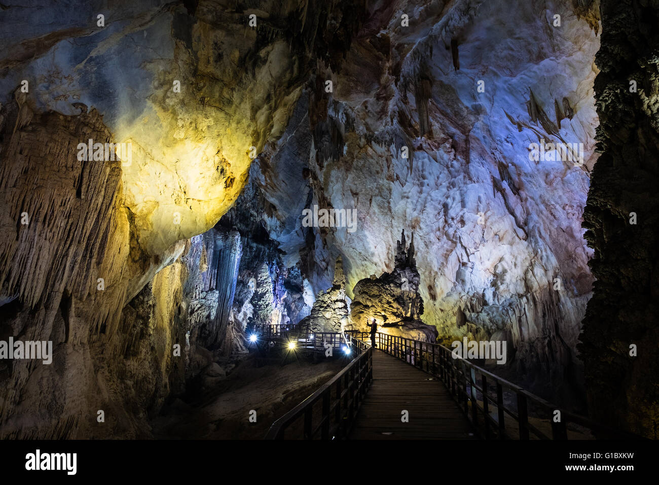 Una donna prende una fotografia all'interno di paradiso nella grotta di Phong Nha National Park, Vietnam Foto Stock