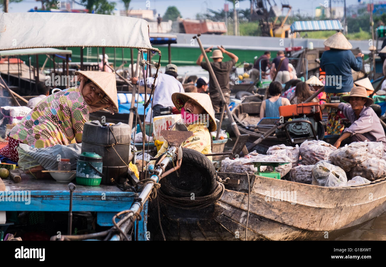 Attività mattutina a Phong Dien Mercato galleggiante sul Can Tho fiume nella regione del Delta del Mekong del Vietnam Foto Stock