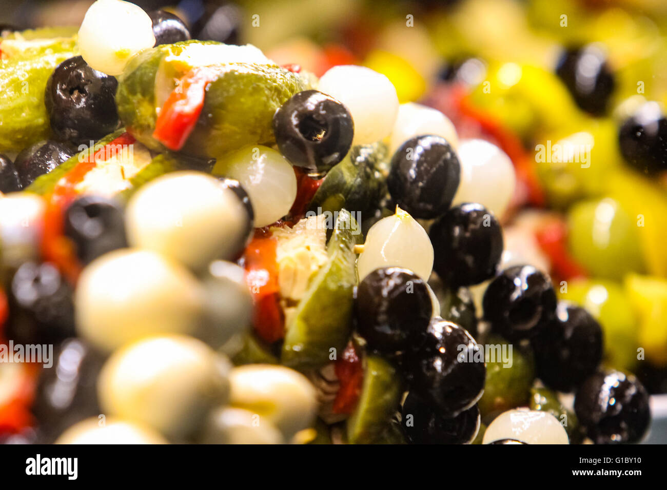 Insalata di olive al tipico spagnolo mercato alimentare Foto Stock